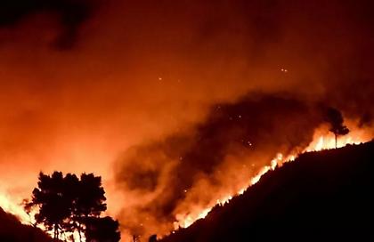 Νέα μεγάλη αναζωπύρωση στην Πάρνηθα - Εκκενώσεις οικισμών