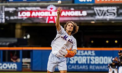 Έριξε... πάσα ακριβείας σε αγώνα μπέιζμπολ στη Νέα Υόρκη ο Τσιτσιπάς