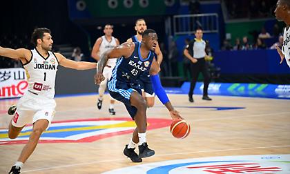 Νίκησε... όλη την Ιορδανία και έβαλε φοβερό γκολ-φάουλ ο Θανάσης!