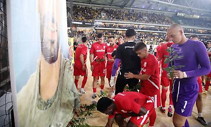 Άφησαν λουλούδια στη φωτογραφία του Μιχάλη οι παίκτες του Πανσερραϊκού