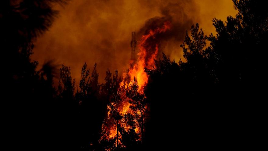 Πυρκαγιές: Ενεργό μέτωπο στην Πάρνηθα, διπλή μάχη στον Εβρο
