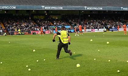 Άγγλοι οπαδοί διέκοψαν ματς πετώντας μπαλάκια τένις στο γήπεδο ώστε να κράξουν τη διοίκηση