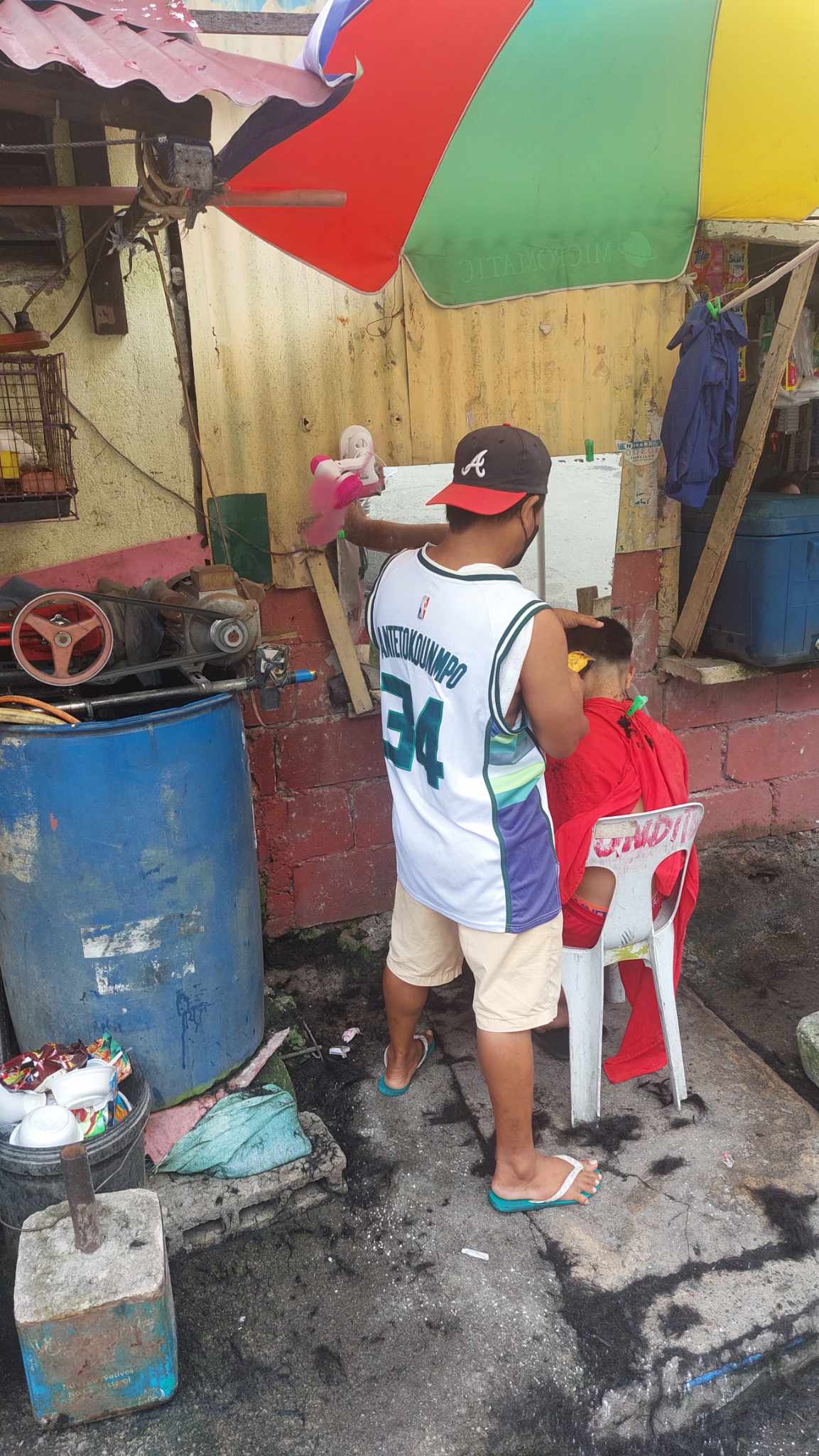 Γιάννης Αντετοκούνμπο: Κουρέας στη Μανίλα (pic)
