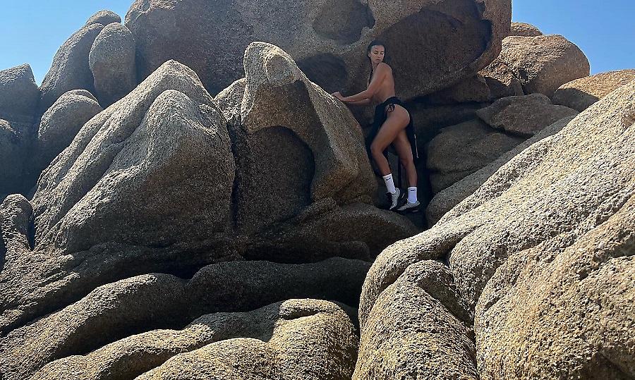 Η Ιρίνα Σάικ ποζάρει τόπλες στα βράχια με φωτογράφο έκπληξη!