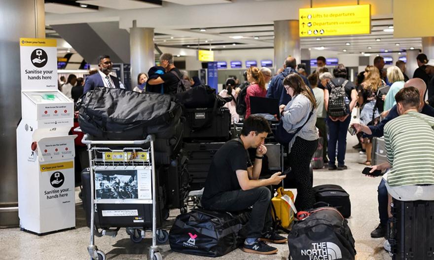 Βρετανία: Παραμένει το αεροπορικό «χάος»