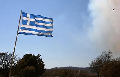 Αγωνία για τη φωτιά στον Έβρο: Περιορίστηκαν τα πύρινα μέτωπα, σε επιφυλακή για τους νοτιάδες