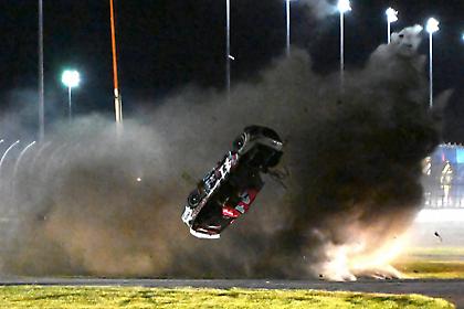 Τρομακτικό ατύχημα στους αγώνες NASCAR – Αυτοκίνητο αναποδογύρισε 10 φορές