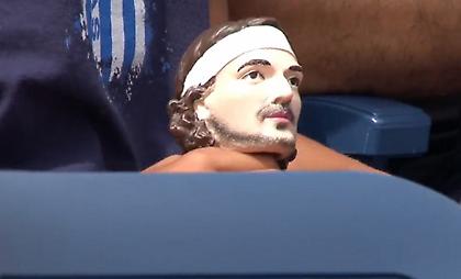 Τρέλα για τον Τσιτσιπά στο US Open: Νεαρός θαυμαστής του πήγε στο γήπεδο με... μινιατούρα του!