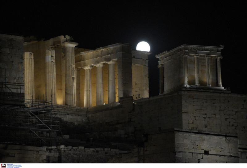 Μπλε Πανσέληνος: Εντυπωσιακές εικόνες από την Ελλάδα
