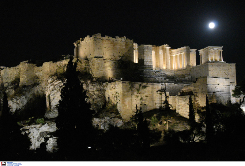 Μπλε Πανσέληνος: Εντυπωσιακές εικόνες από την Ελλάδα