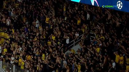 Ο κόσμος της ΑΕΚ χειροκρότησε τους παίκτες μετά τη λήξη της αναμέτρησης