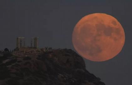 Μάγεψε η «Μπλε Πανσέληνος» - Εντυπωσιακές εικόνες από την Ελλάδα και όλο τον κόσμο