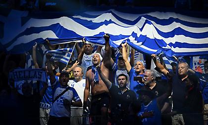 Χειροκρότημα από τον κόσμο μετά την ήττα της Εθνικής στην αυλαία