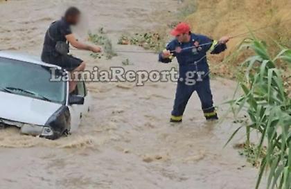 Κακοκαιρία Daniel: Χείμαρρος παρέσυρε αυτοκίνητο στη Λαμία