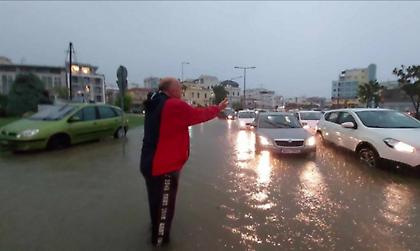 «Πηγαίνετε στα σπίτια σας»: Στους πλημμυρισμένους δρόμους του Βόλου ο Αχιλλέας Μπέος