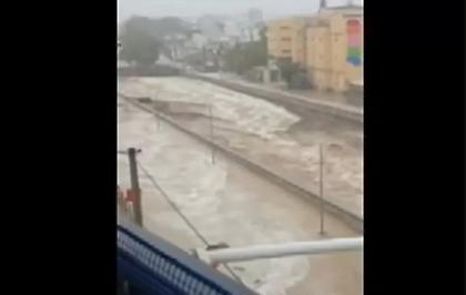 «Φούσκωσε» ο Κραυσίδωνας στο Βόλο: Πλημμύρισαν σπίτια, παρασύρει τα πάντα στο πέρασμά του!