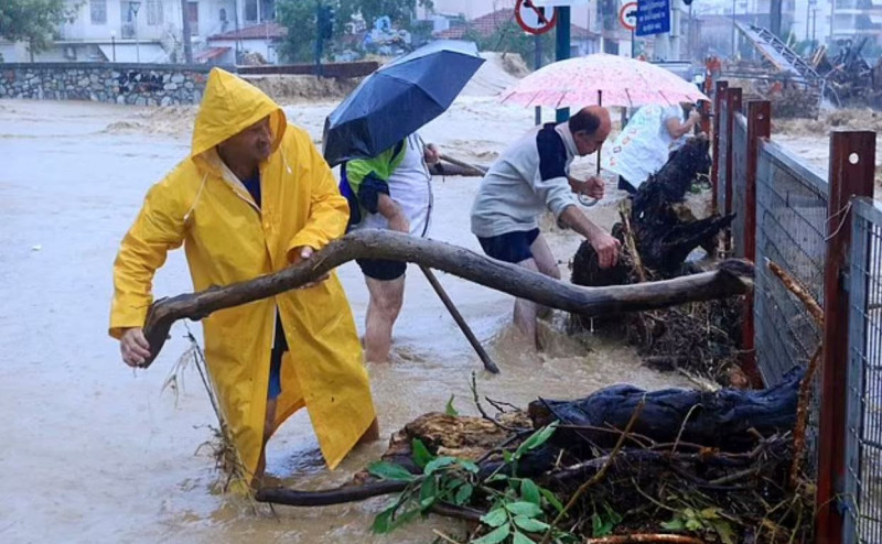 Σκιάθος: Δείτε video και φωτογραφίες από Βρετανούς
