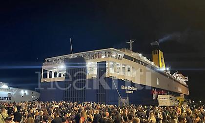 Εκατοντάδες άνθρωποι συγκεντρώθηκαν έξω από το Blue Horizon στο Ηράκλειο