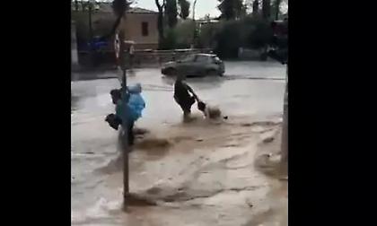 Συγκλονιστικές εικόνες: Χείμαρρος παρασύρει δύο γυναίκες στο κέντρο της Αθήνας