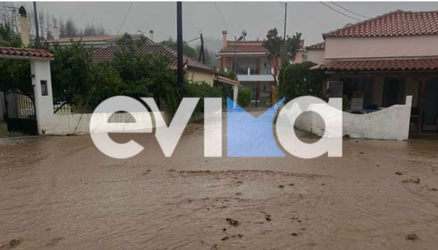 Νύχτα αγωνίας στην Εύβοια – Έχουν αποκλειστεί δεκάδες χωριά