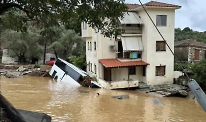Εικόνες αποκάλυψης στον Πλατανιά Πηλίου: Σπίτι «στηρίζεται» πάνω σε λεωφορείο!
