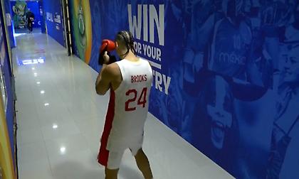 Ο Μπρουκς περίμενε την ομάδα του Καναδά στη φυσούνα με... γάντια του μποξ!