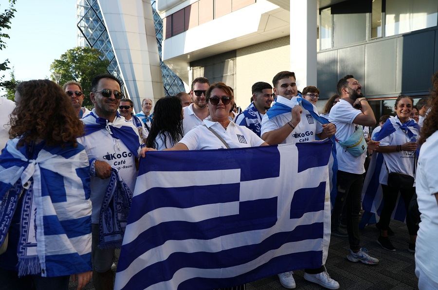 Ολλανδία-Ελλάδα: Παρέα οι οπαδοί έξω από το Philips Stadion