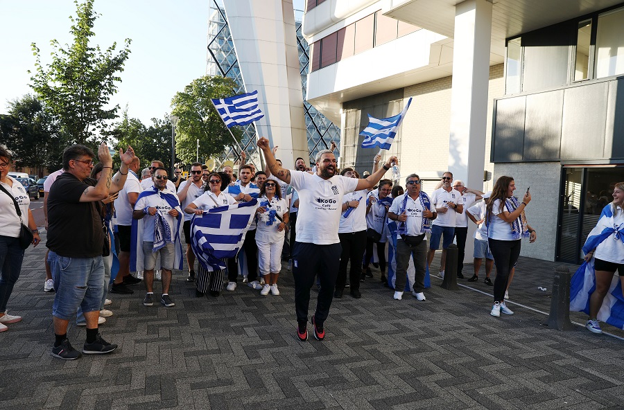 Ολλανδία-Ελλάδα: Παρέα οι οπαδοί έξω από το Philips Stadion