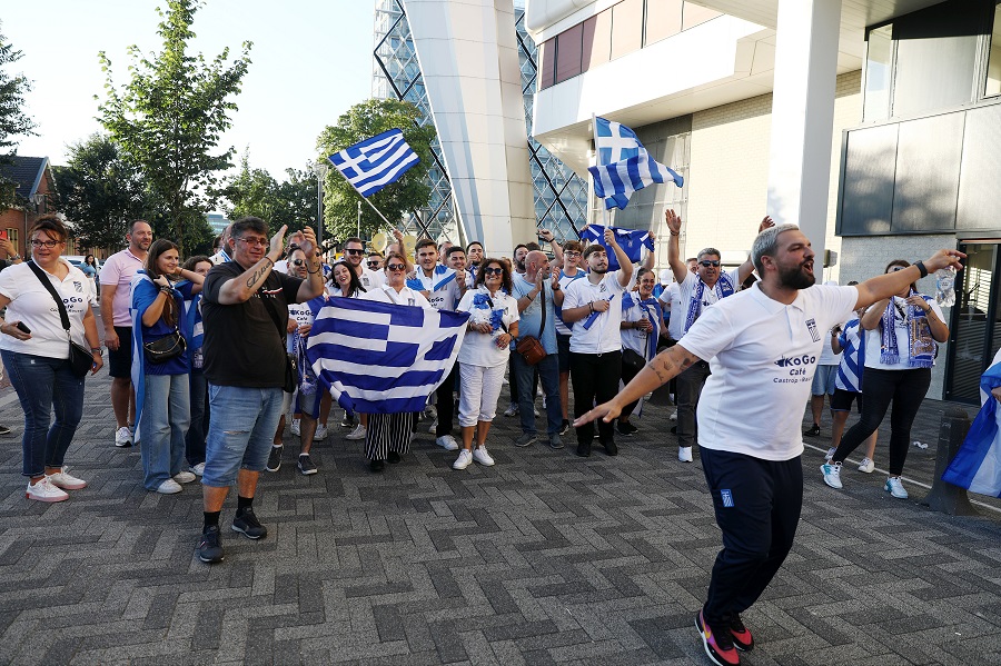 Ολλανδία-Ελλάδα: Παρέα οι οπαδοί έξω από το Philips Stadion