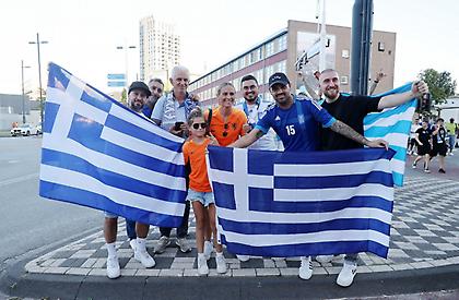 Παρέα έξω από το «Philips Stadion» Ολλανδοί και Έλληνες οπαδοί
