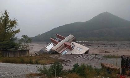 Το ποτάμι παρέσυρε τριώροφο κτήριο στο Μουζάκι
