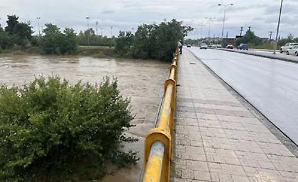 Ανέβηκε επικίνδυνα η στάθμη του Πηνειού: Μήνυμα 112 για εκκένωση στην πλημμυρική ζώνη του ποταμού
