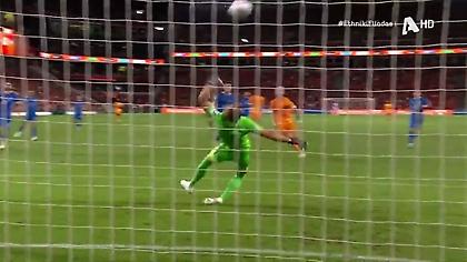 Ο Σίμονς πήγε να βάλει γκολ… Μαραντόνα αλλά ο Βλαχοδήμος του το στέρησε με το ένα χέρι!