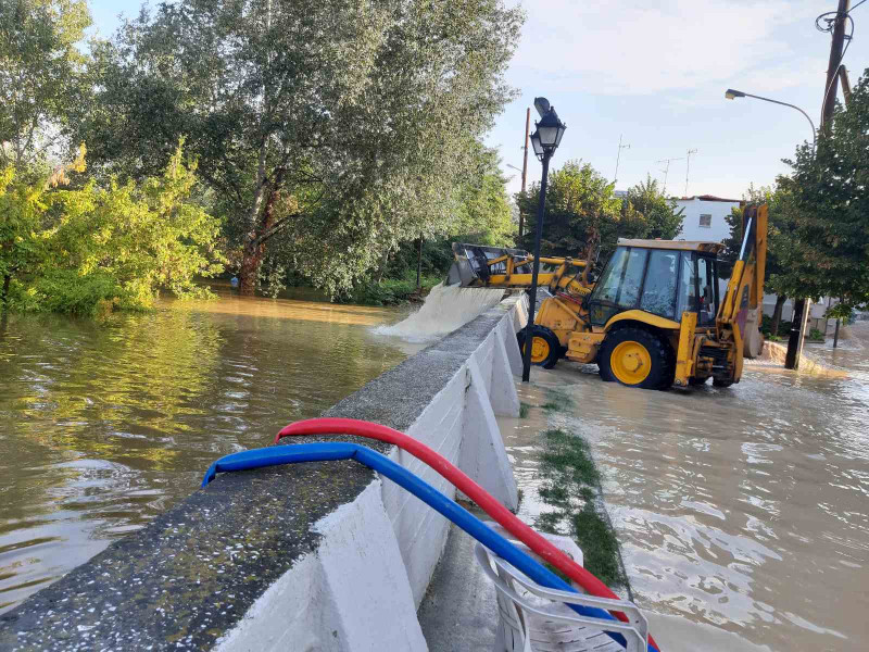 Ανησυχία για το «φουσκωμένο» Πηνειό