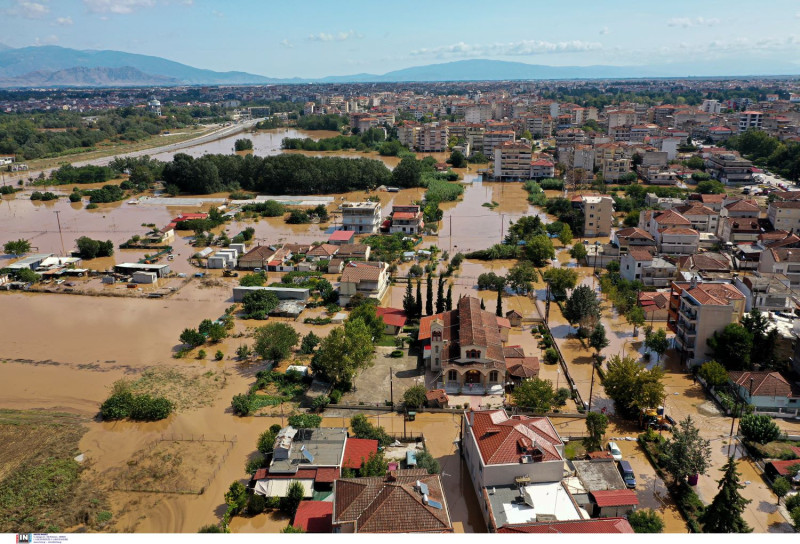 Λάρισα: Ώρες αγωνίας για την πόλη - Απειλεί ο Πηνειός