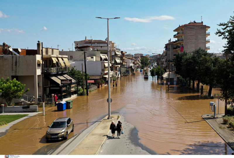 Λάρισα: Ώρες αγωνίας για την πόλη - Απειλεί ο Πηνειός