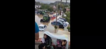 Βίντεο ντοκουμέντο: Παιδιά ανέβηκαν στις στέγες των σπιτιών να σωθούν στον Κοσκινά Καρδίτσας