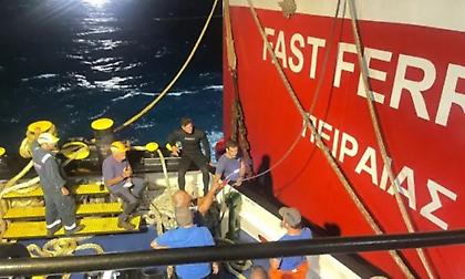 Μεγάλη επιχείρηση ρυμούλκησης στη Ραφήνα: Τα μεσάνυχτα το Fast Ferries Andros στο λιμάνι