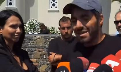 Συγκλονιστική στιγμή: Δημοσιογράφος ξεσπάει σε κλάματα στην κηδεία του Αντώνη Καργιώτη