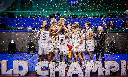 Η απονομή του τροπαίου στη Παγκόσμια πρωταθλήτρια Γερμανία!