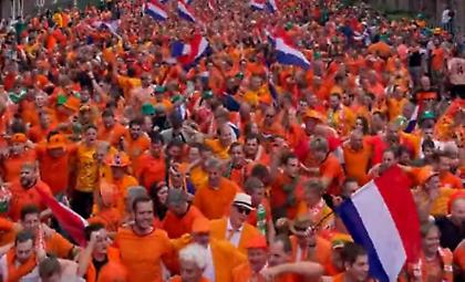 Ατελείωτο πάρτι από τους Ολλανδούς οπαδούς πριν το ματς με την Ιρλανδία