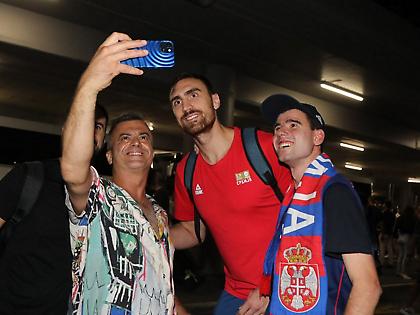 Αποθέωση στην άφιξη της ασημένιας παγκόσμιας πρωταθλήτριας Σερβίας στο Βελιγράδι