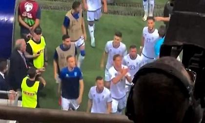 Κοσοβάρος παίκτης έκανε τον αλβανικό αετό καθώς έβγαινε από το γήπεδο στη Ρουμανία