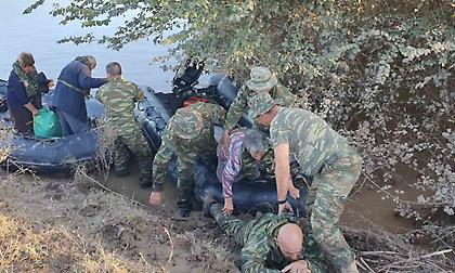 Θεσσαλία: Πεζοναύτης ξάπλωσε στις λάσπες για να περάσουν από πάνω του ηλικιωμένοι!
