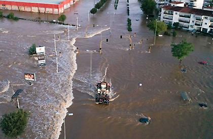 Βυθισμένος στη λάσπη ο θεσσαλικός κάμπος - Κομμένη στα δύο η χώρα