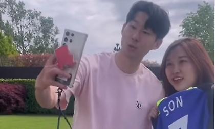 Ο Σον αρνήθηκε σέλφι με θαυμάστρια του επειδή δεν είχε κινητό... Samsung και έβγαλε με το δικό του!