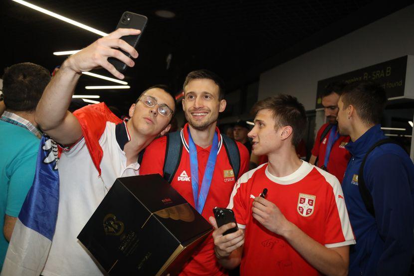 Μάγκας Αβράμοβιτς: Δώρισε μπάλα με τις υπογραφές των παικτών της Σερβίας που δημοπρατήθηκε «τρελά»