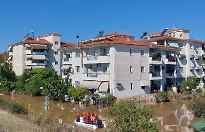 Με... βάρκες επισκέπτονται οι πολίτες τα διαμερίσματά τους στη Γιάννουλη