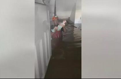 Συγκλονίζει ο απεγκλωβισμός μωρού από πλημμυρισμένο σπίτι στη Θεσσαλία!
