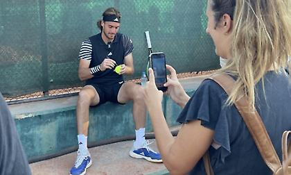 Έπαιξε τένις με παιδάκια στη Γλυφάδα ο Τσιτσιπάς